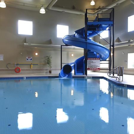 Pomeroy Inn & Suites At Olds College Esterno foto