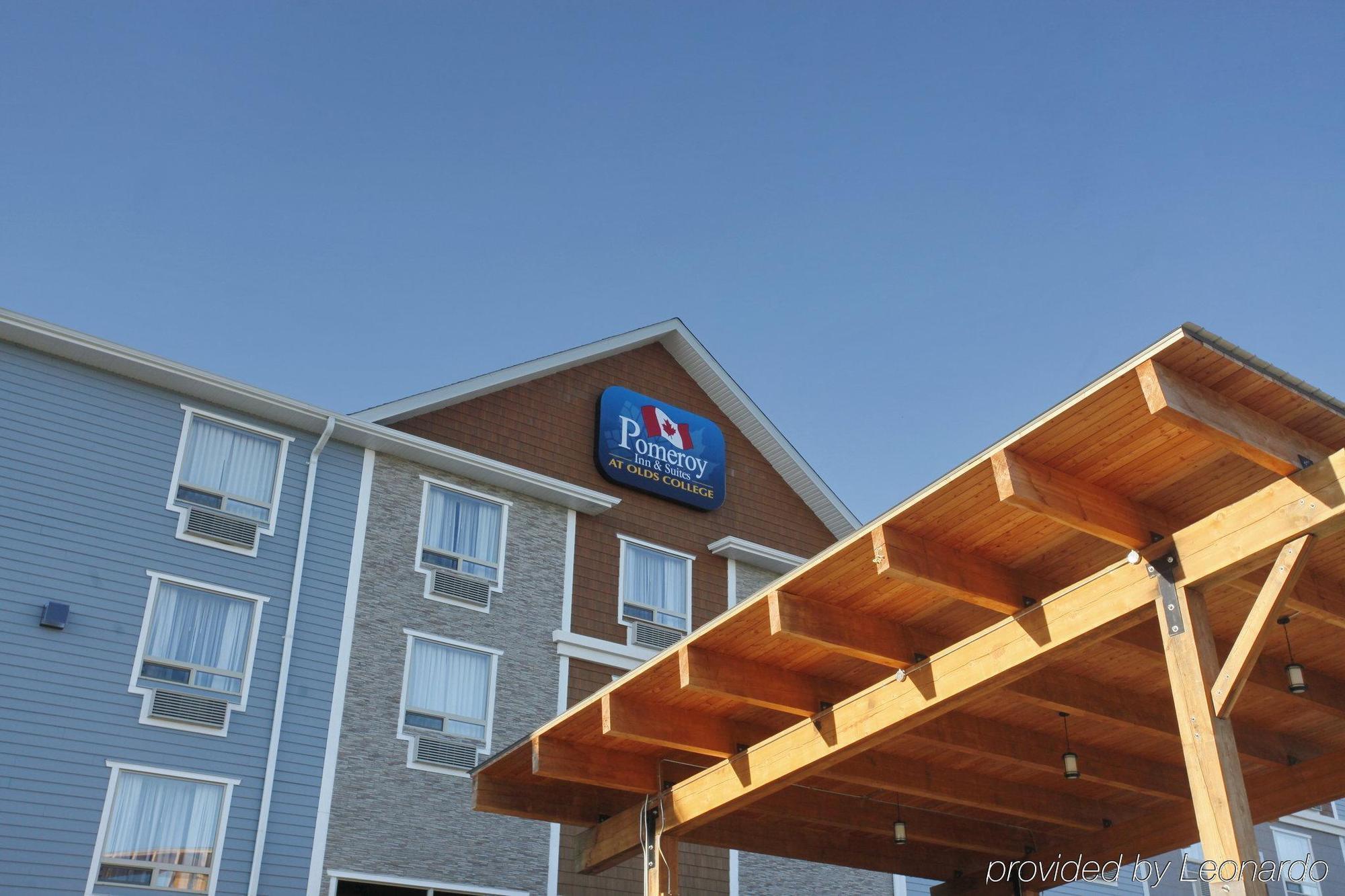 Pomeroy Inn & Suites At Olds College Esterno foto