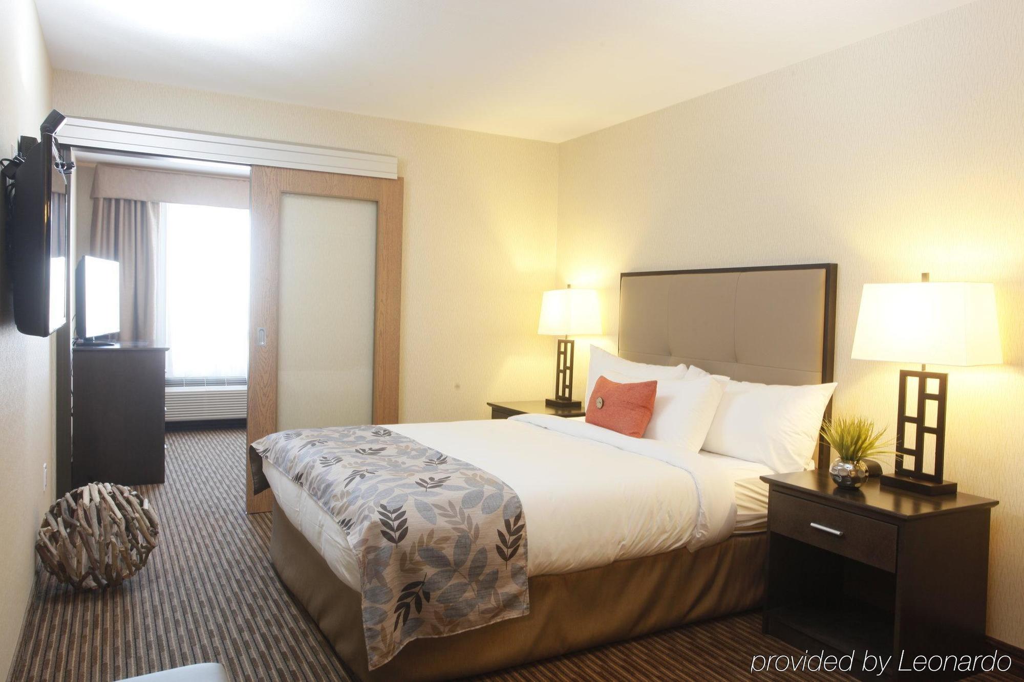 Pomeroy Inn & Suites At Olds College Esterno foto