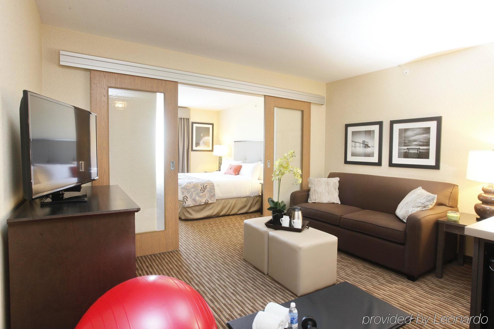 Pomeroy Inn & Suites At Olds College Esterno foto