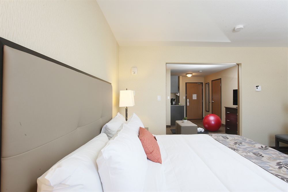Pomeroy Inn & Suites At Olds College Esterno foto