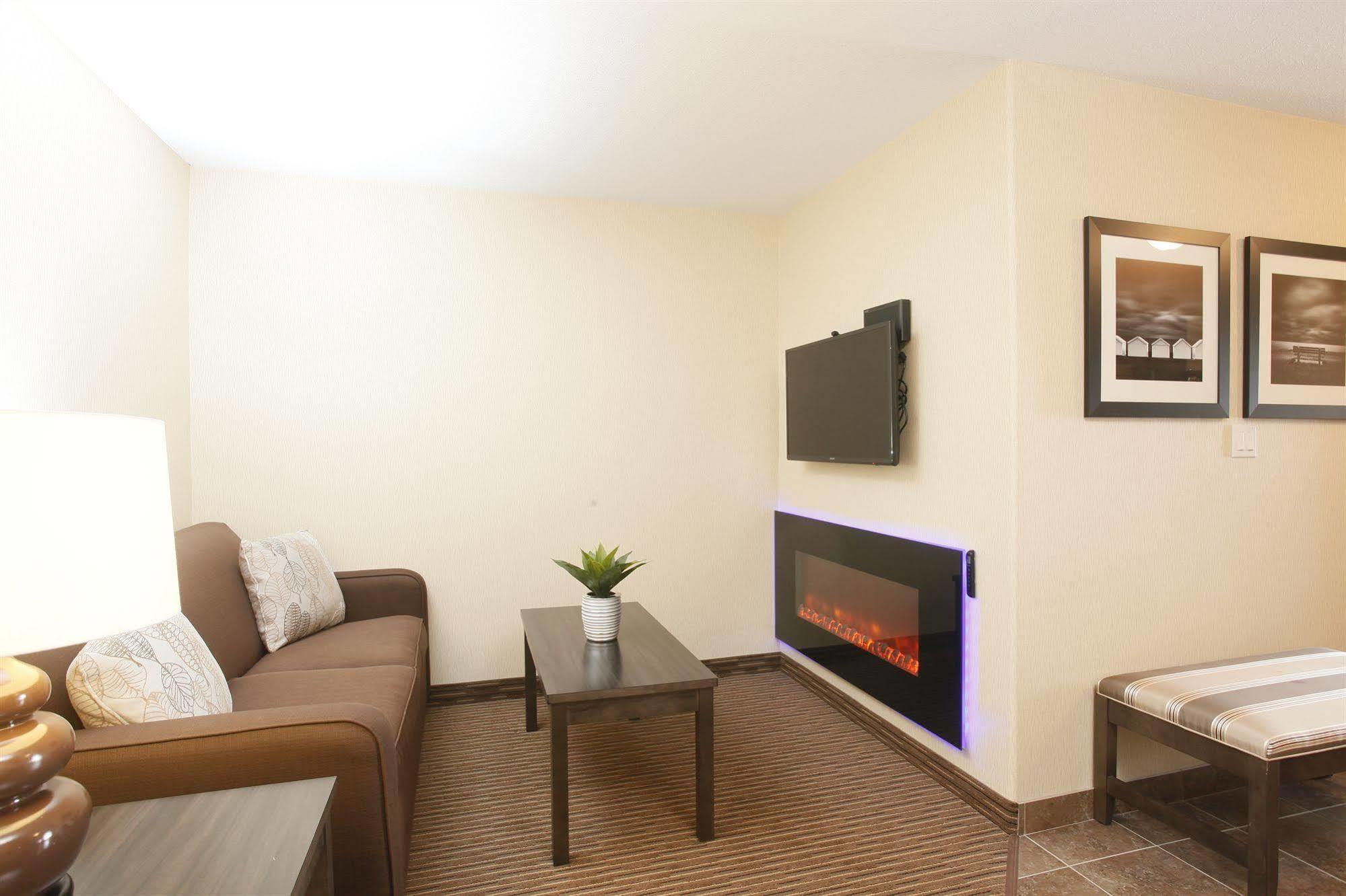 Pomeroy Inn & Suites At Olds College Esterno foto