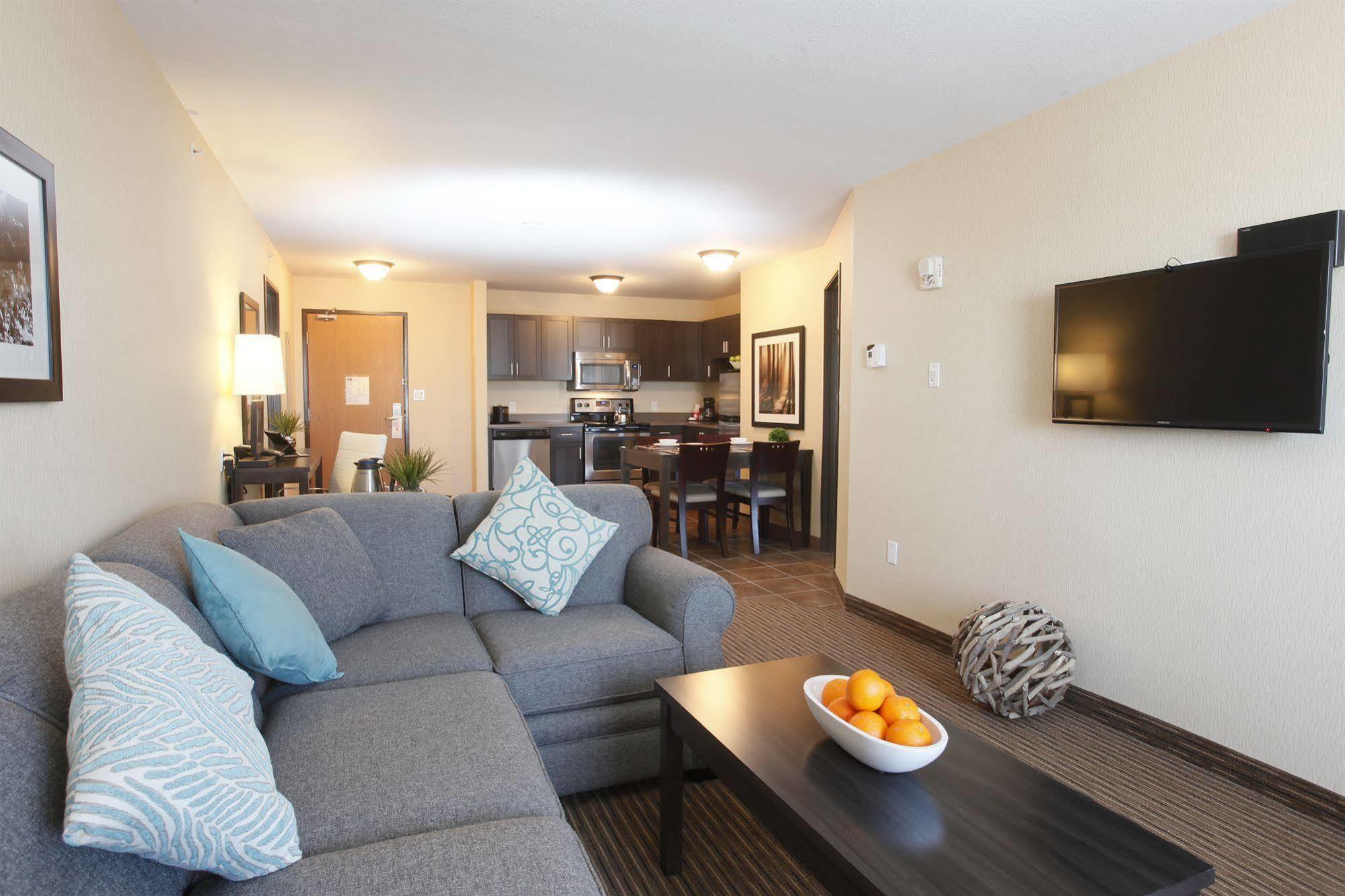 Pomeroy Inn & Suites At Olds College Esterno foto