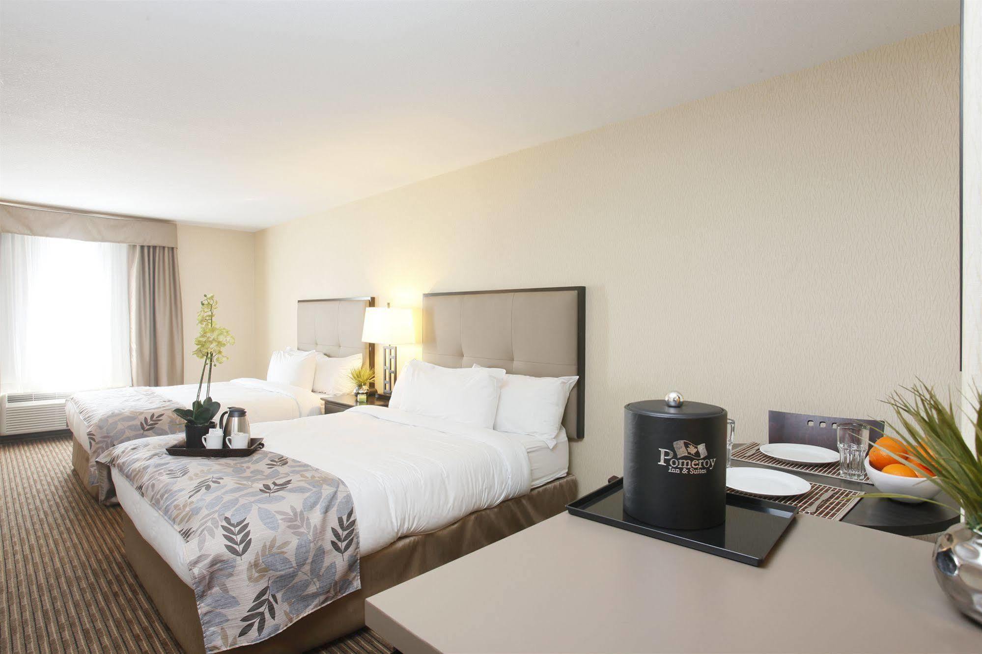 Pomeroy Inn & Suites At Olds College Esterno foto