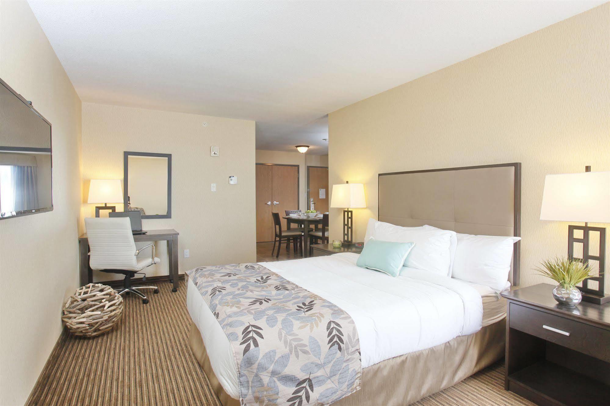 Pomeroy Inn & Suites At Olds College Esterno foto
