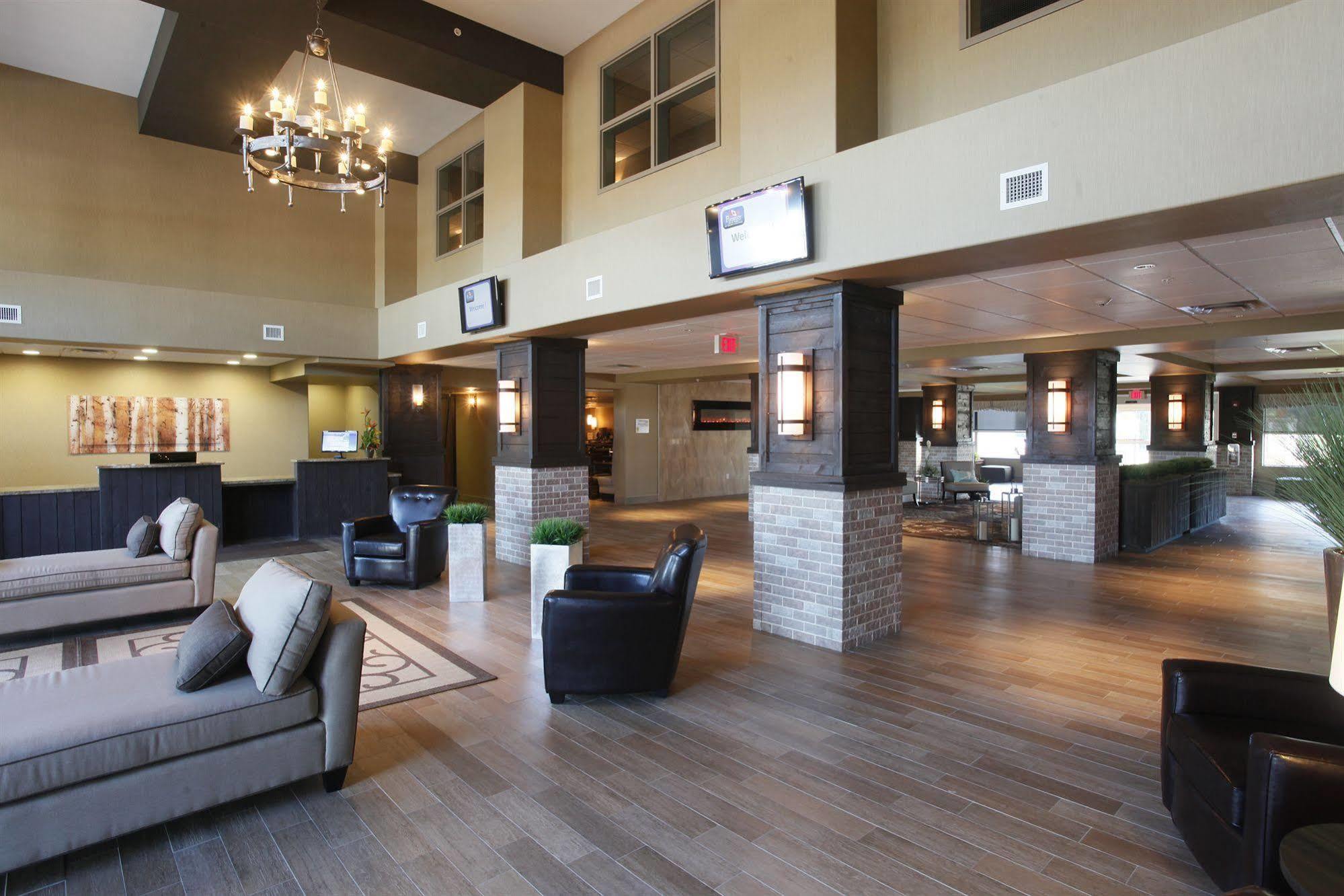 Pomeroy Inn & Suites At Olds College Esterno foto