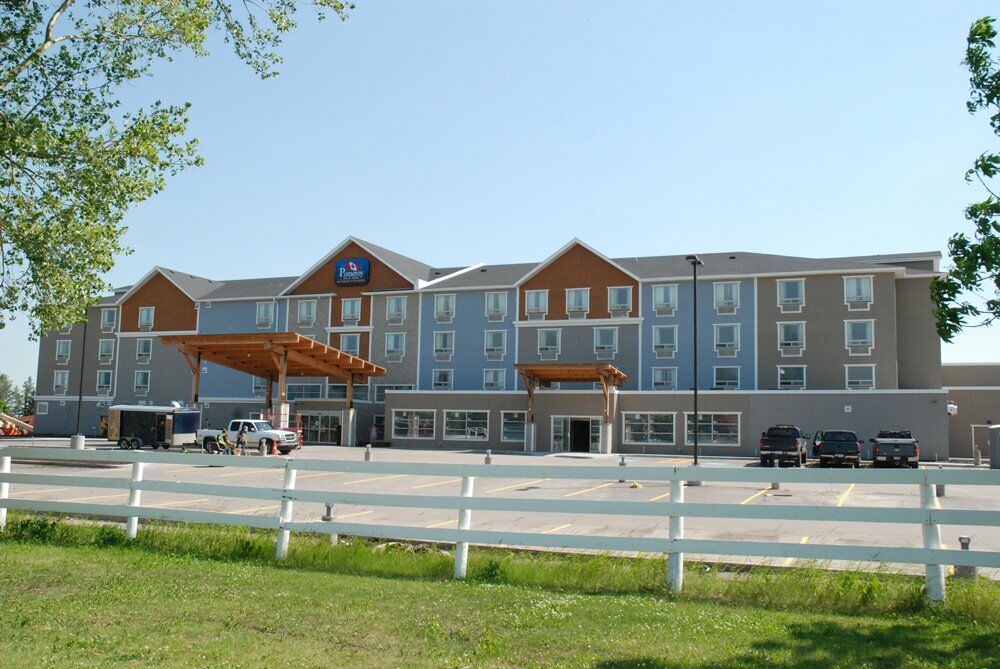 Pomeroy Inn & Suites At Olds College Esterno foto